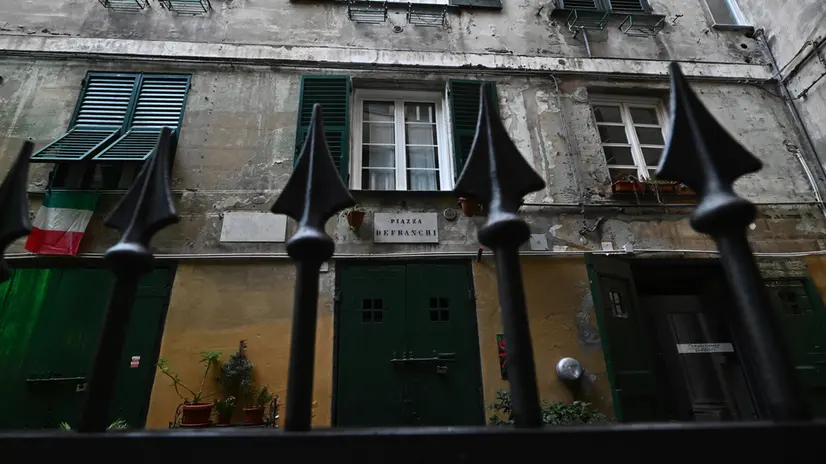 Le finestre di casa da dove un uomo italiano ha scagliato una freccia con un arco autocostruito, causando la morte di un uomo di origine peruviana dopo un diverbio per il rumore nel vicolo, Genova, 02 novembre 2022. ANSA/LUCA ZENNARO