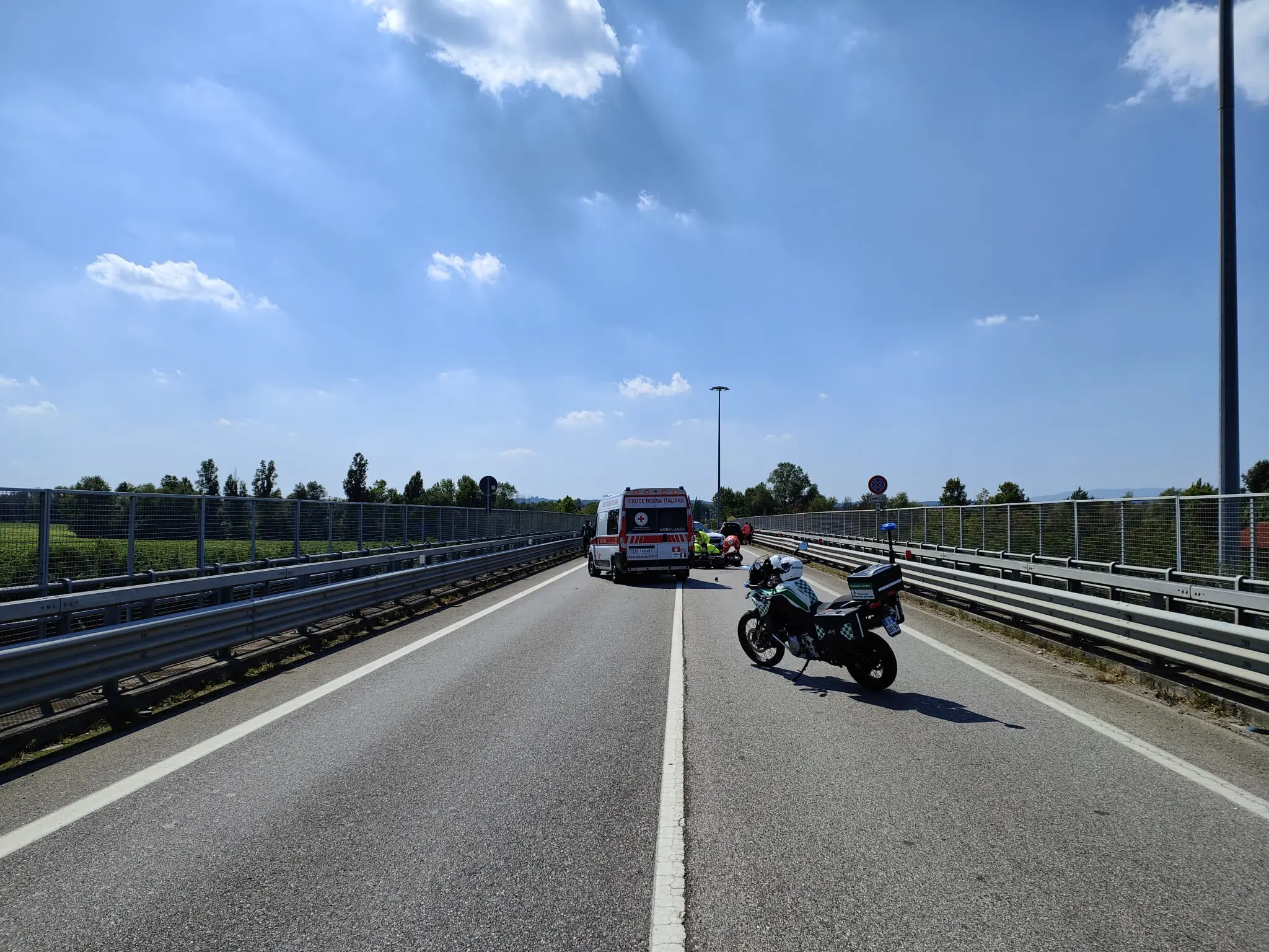 Sirmione, il luogo dell'incidente tra la moto e l'auto incolonnata
