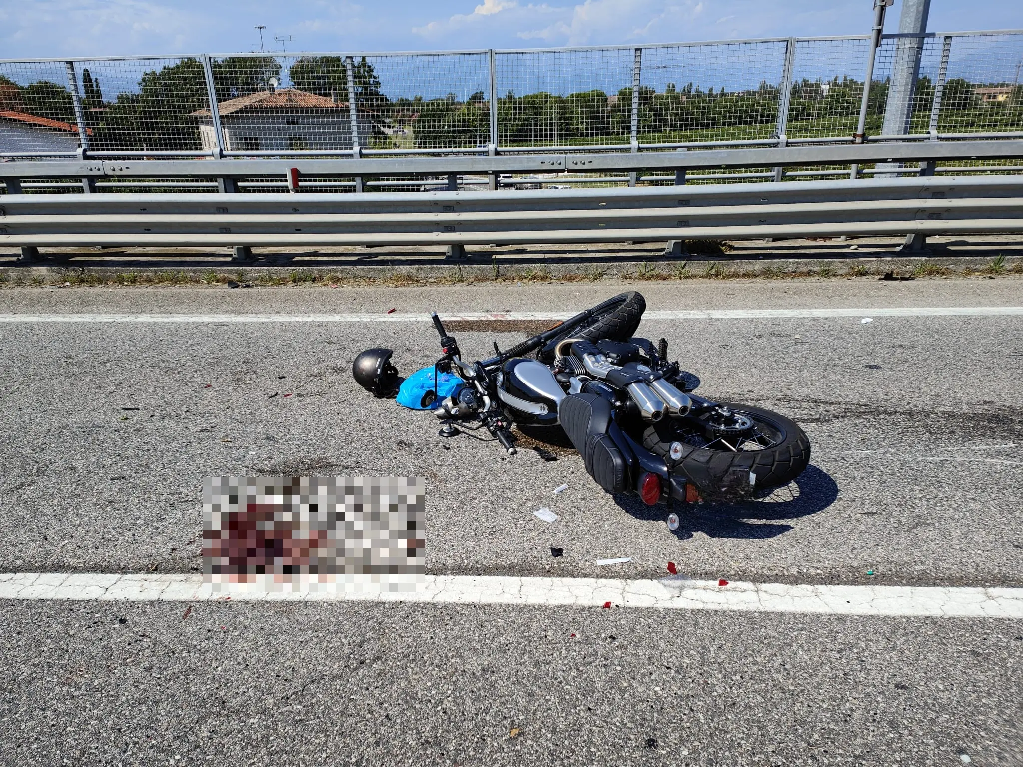 Sirmione, il luogo dell'incidente tra la moto e l'auto incolonnata
