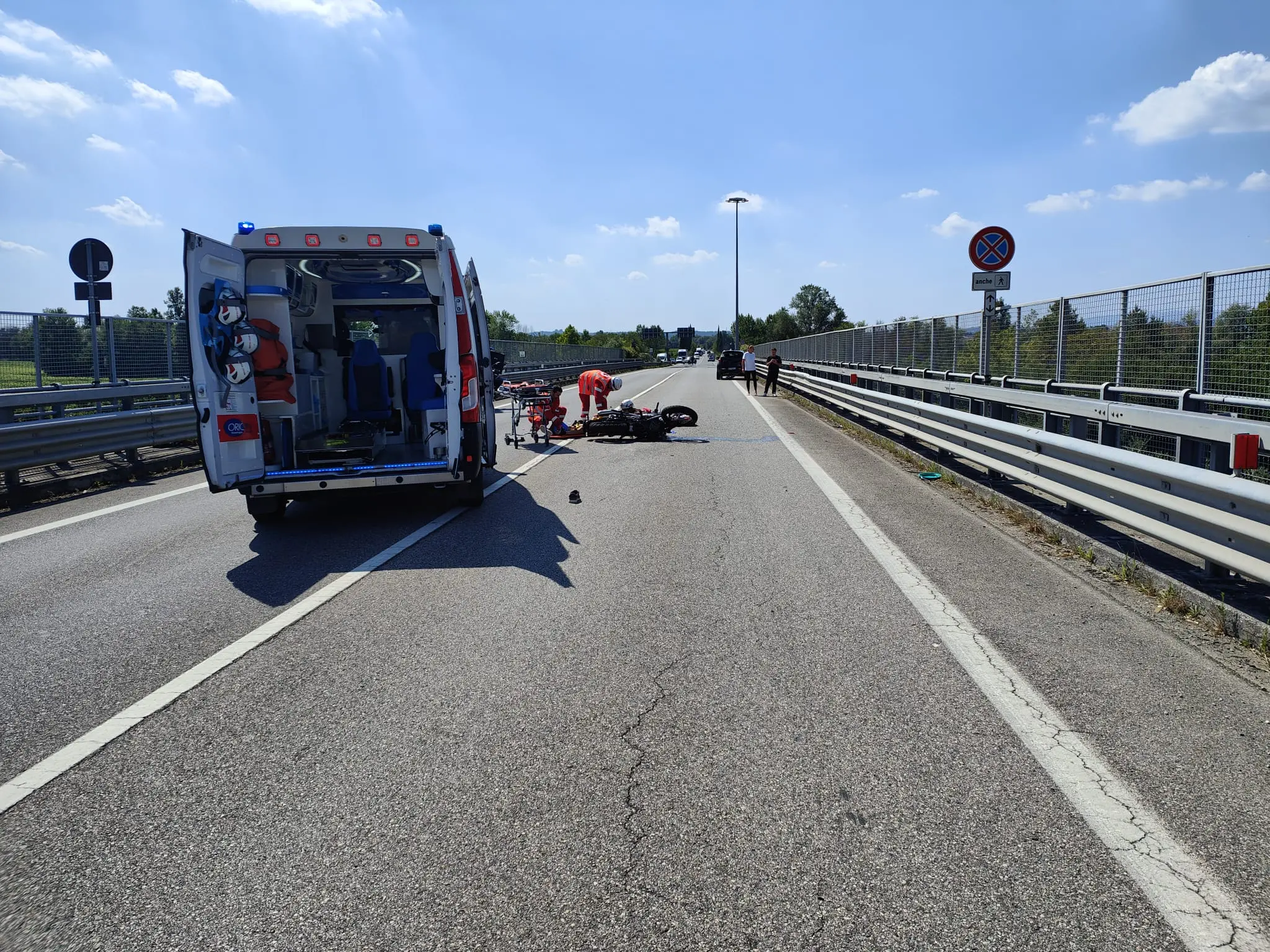 Sirmione, il luogo dell'incidente tra la moto e l'auto incolonnata