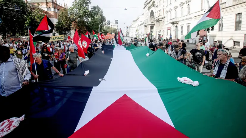 La bandiera palestinese in un corteo Pro Palestina - Foto Ansa © www.giornaledibrescia.it