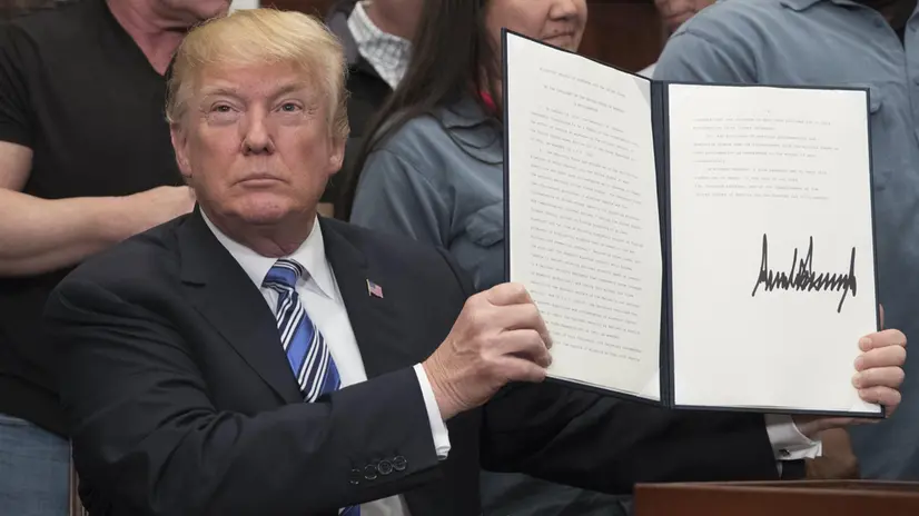 Un ordine esecutivo firmato da Trump - Foto Ansa © www.giornaledibrescia.it