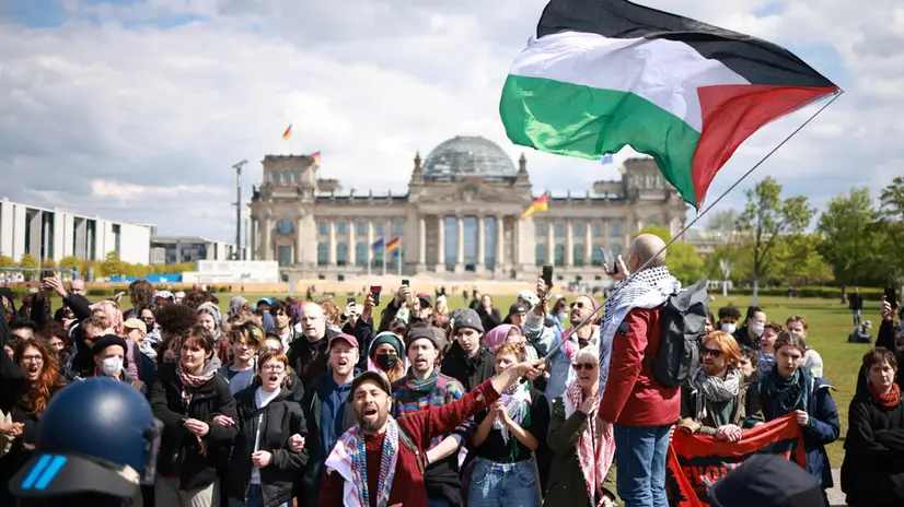 Berlino, manifestanti pro-Palestina di fronte al Palazzo del Reichstag - Ansa © www.giornaledibrescia.it