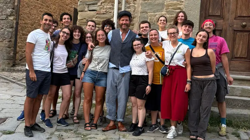 Don Filippo Zacchi della parrocchia di Sant’Angela Merici di San Polo e i ragazzi con Jovanotti a Cortona - © www.giornaledibrescia.it