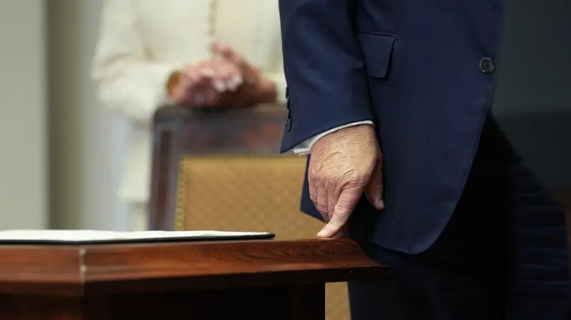 epa12275877 Makeup on the hand of US President Donald Trump during an executive order signing ceremony in the Roosevelt Room of the White House in Washington, DC, USA, 31 July 2025. The order will formally reestablish the Presidential Fitness Test, creating school-based programs that reward excellence in physical education. EPA/ERIC LEE / POOL
