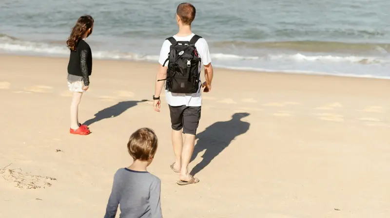 Un papà in vacanza con i figli - Foto Unsplash