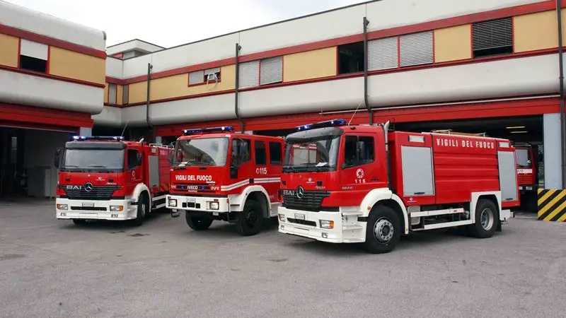 Mezzi dei Vigili del Fuoco al Comando di via Scuole - Foto Neg © www.giornaledibrescia.it