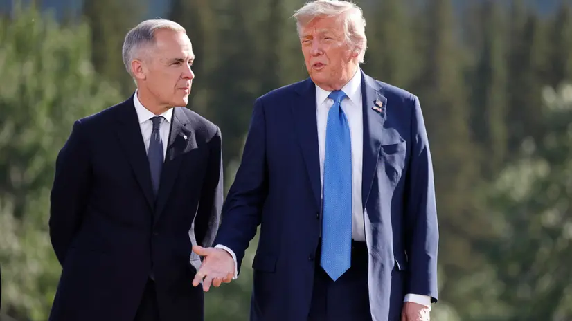 epa12180143 (L-R) Canadian Prime Minister Mark Carney and US President Donald Trump pose for a family photo during the Group of Seven (G7) Summit at the Kananaskis Country Golf Course in Kananaskis, Alberta, Canada, 16 June 2025. World leaders are gathered from 15 to 17 June 2025 for the annual G7 Summit. EPA/LUDOVIC MARIN / POOL