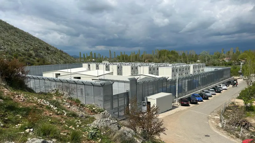 Il centro migranti di Gjader in Albania, convertito da un decreto del governo italiano in Centro di permanenza per il rimpatrio, dove domani dovrebbero essere trasferiti una quarantina di migranti, 10 aprile 2025. Ansa/Domenico Palesse