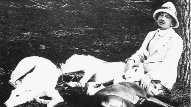 Gabriele D'Annunzio con i suoi levrieri