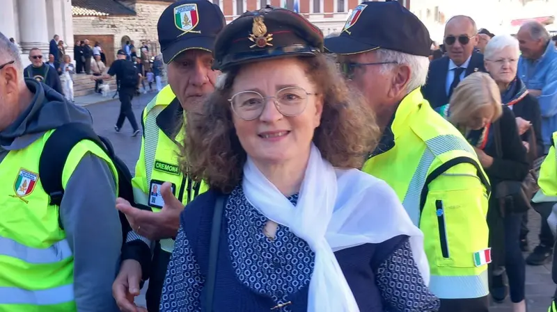 Maristella Apostoli con il cappello del padre Livio - © www.giornaledibrescia.it