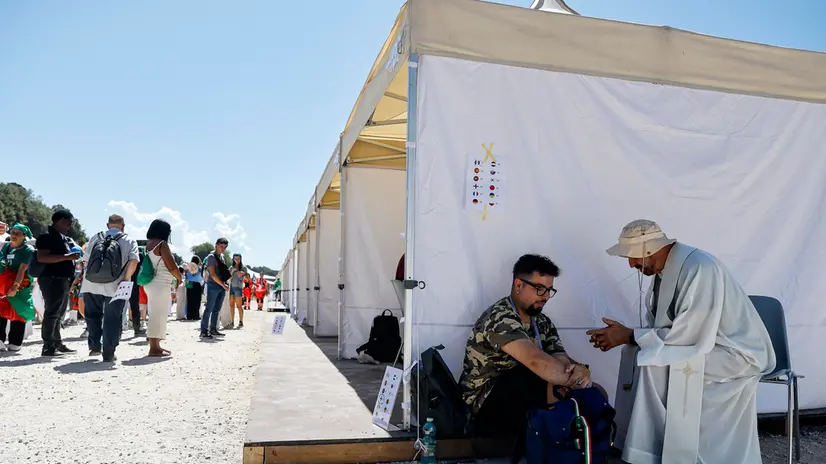 epa12276868 Faithful attend the Day of Penitence for the Jubilee of Youth at Circus Maximus (Circo Massimo) in Rome, Italy, 01 August 2025. 200 confession stations, with priests available to hear confessions in various languages, will be open for people at the Circus Maximus. EPA/ANGELO CARCONI