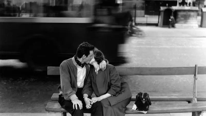 Una delle foto di Gianni Berengo Gardin («A couple kissing on a bench», 1954, Parigi) - Foto © Gianni Berengo Gardin
