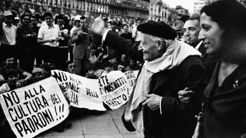Giuseppe Ungaretti ritratto da Gianni Berengo Gardin nel 1968 a Venezia mentre saluta i contestatori della Biennale d'Arte - © Gianni Berengo Gardin