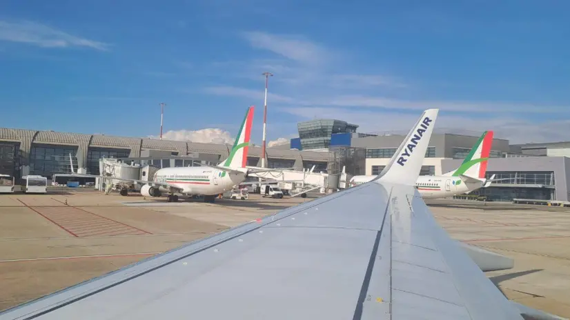 Aereo Aeroitalia e Ryanair in aeroporto Cagliari