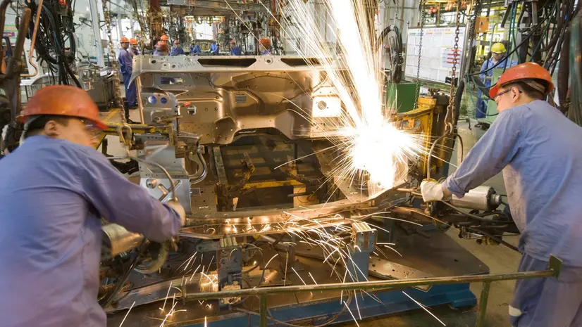 Operai al lavoro in un’azienda metalmeccanica - © www.giornaledibrescia.it