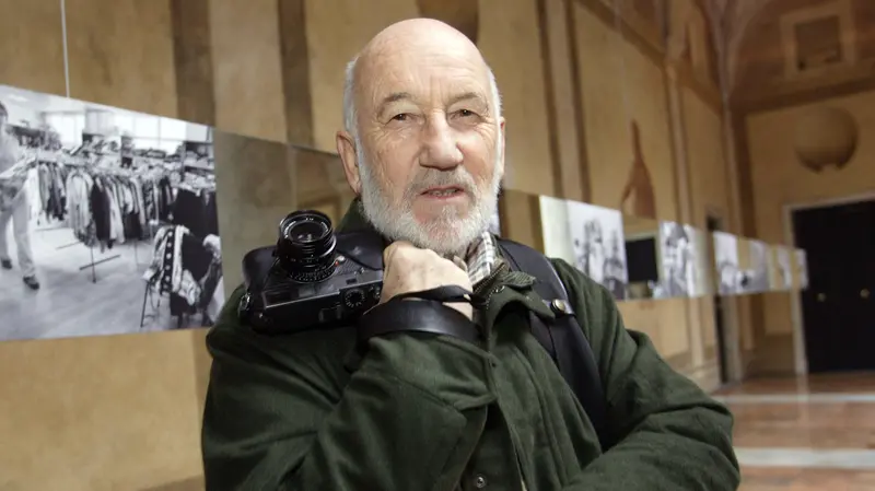 Gianni Berengo Gardin con la sua Leica - Foto Ansa © www.giornaledibrescia.it
