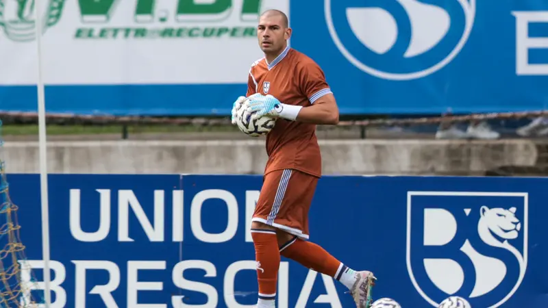 Luca Liverani con il pallone tra le mani - Foto New Reporter © www.giornaledibrescia.it