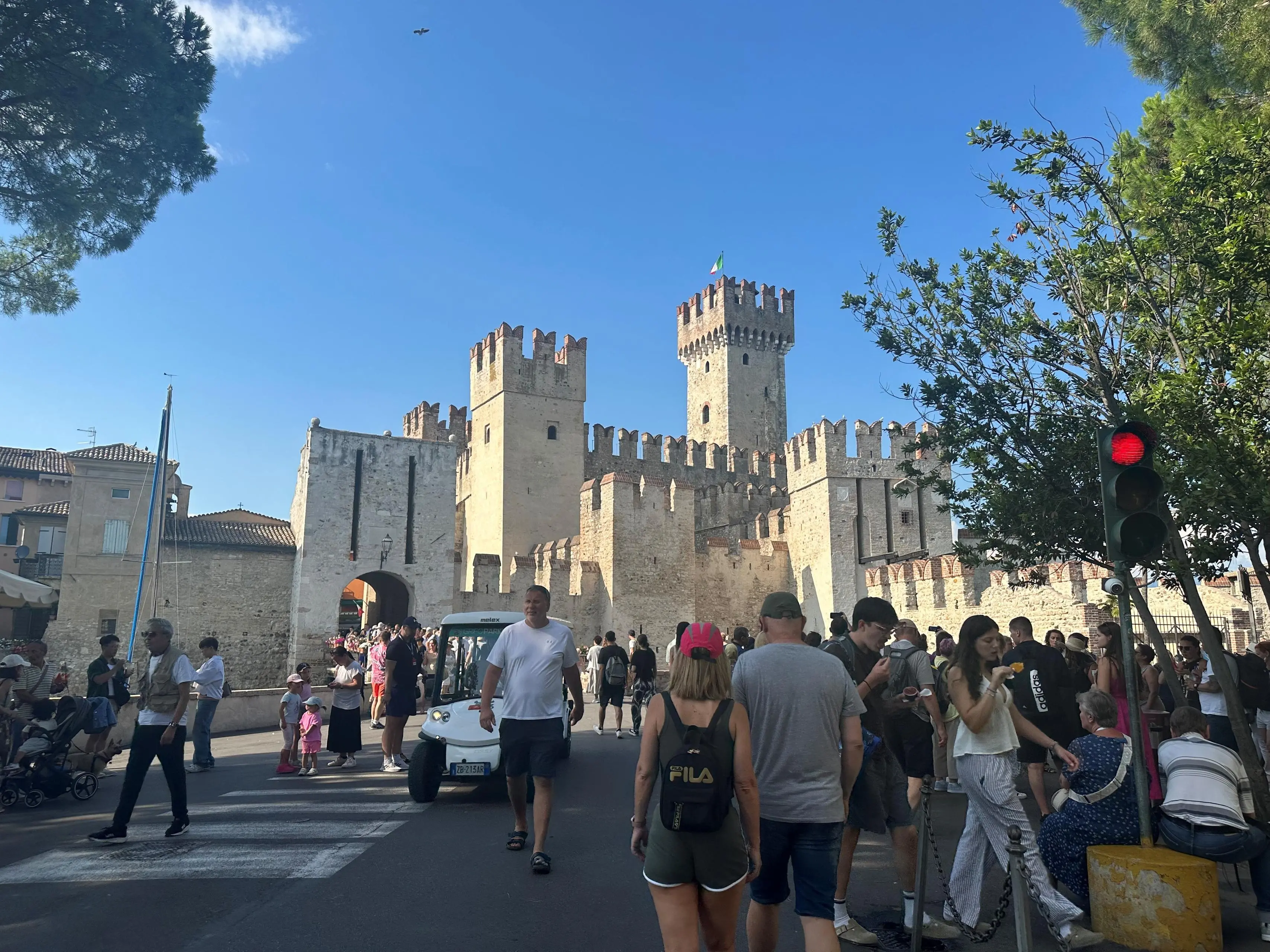 Sirmione, la distribuzione dei volantini di sensibilizzazione