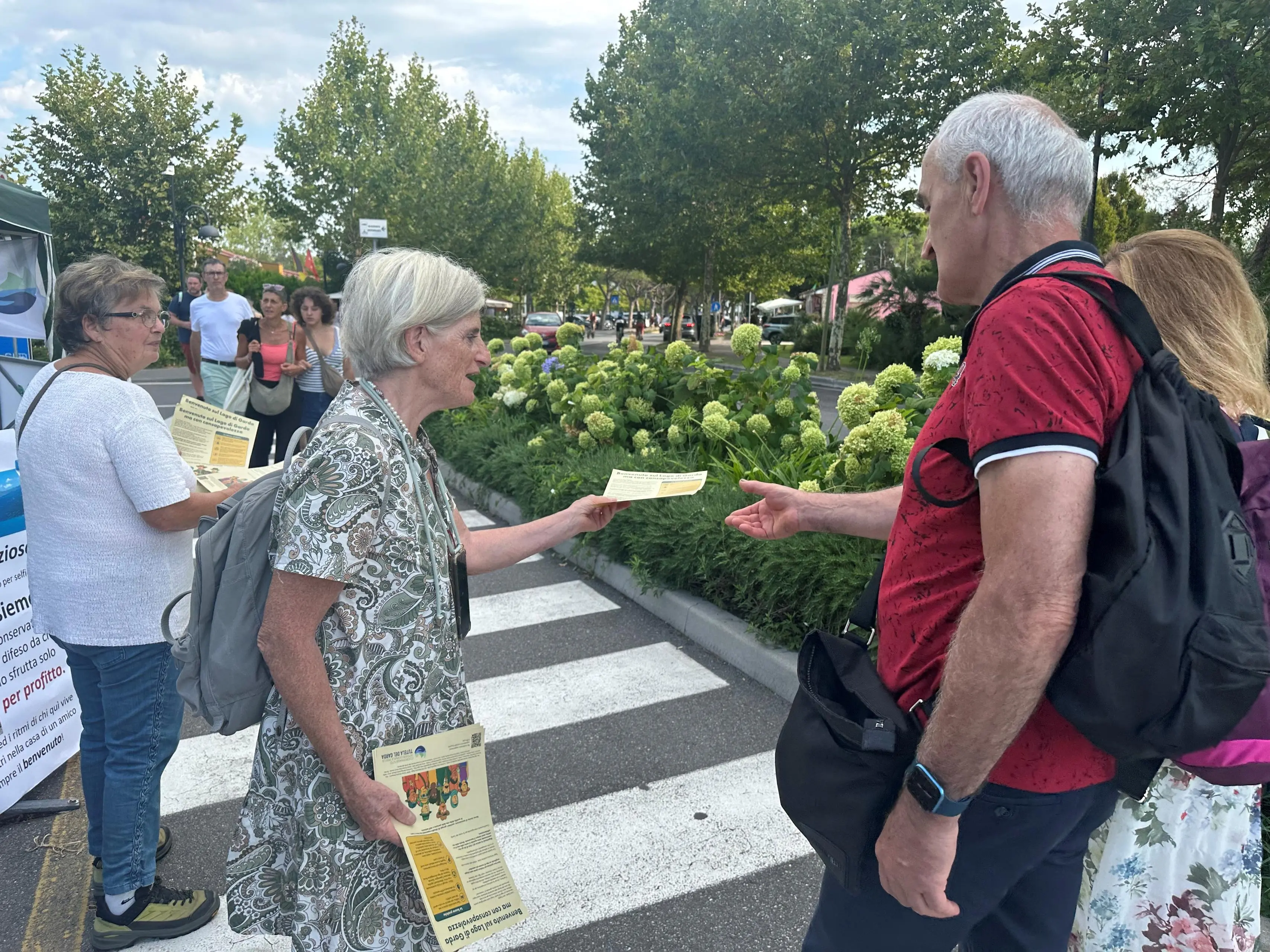 Sirmione, la distribuzione dei volantini di sensibilizzazione