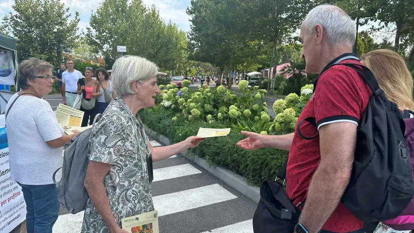 Sirmione, la distribuzione dei volantini di sensibilizzazione