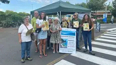 Sirmione, la distribuzione dei volantini di sensibilizzazione