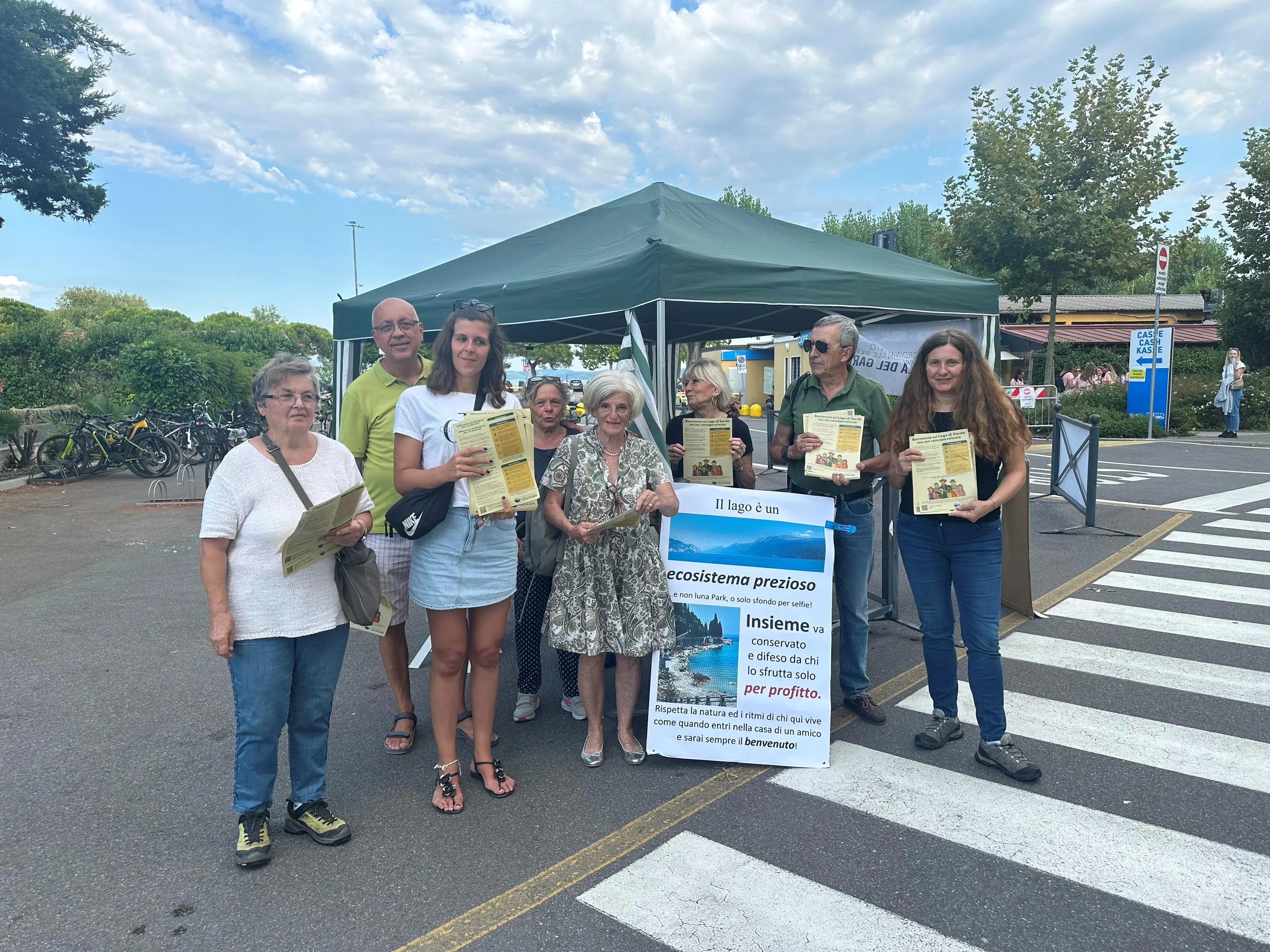 Sirmione, la distribuzione dei volantini di sensibilizzazione