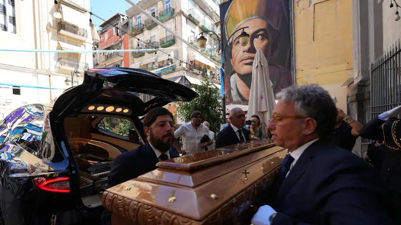 I funerali di Vincenzo del Grosso, uno dei tre operai morti il 25 luglio a Napoli, precipitati da un montacarichi, Napoli 1 agosto 2025. ANSA/CESARE ABBATE