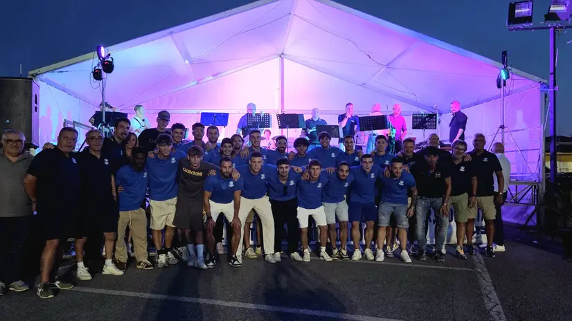 La presentazione dell'Azzurra Calvina alla festa Avis di Calvisano - © www.giornaledibrescia.it