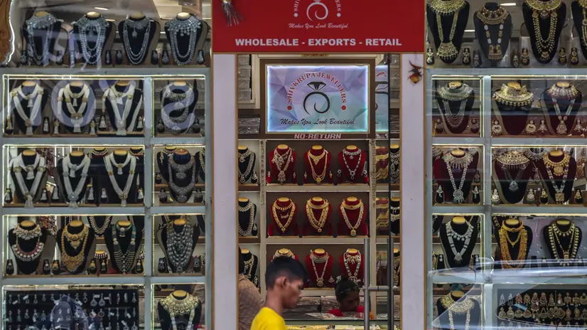epa12274574 An Indian man walks past the jewellery shop at the Zaveri Bazaar (Jewellery Market) area in Mumbai, India, 31 July 2025. On 30 July 2025, US President Donald Trump announced the implementation of 25 percent tariffs on goods exported by India to the United States, effective 01 August. EPA/DIVYAKANT SOLANKI