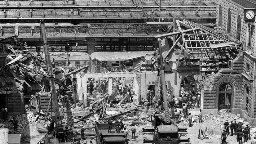 La sala d'aspetto della stazione di Bologna distrutta dall'esplosione della bomba del 2 agosto 1980, in una foto d'archivio. ANSA