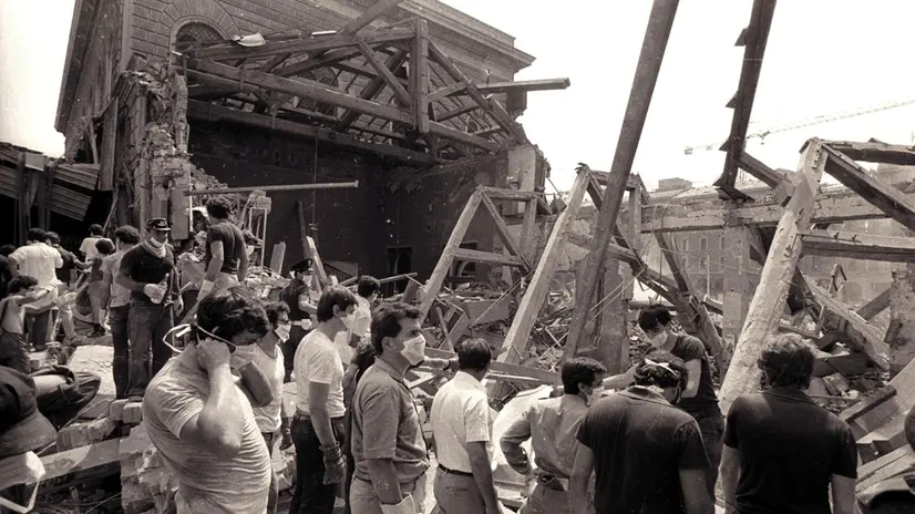 Il lavoro dei soccorritori dopo la strage di Bologna del 2 agosto 1980, in una foto d'archivio. ANSA