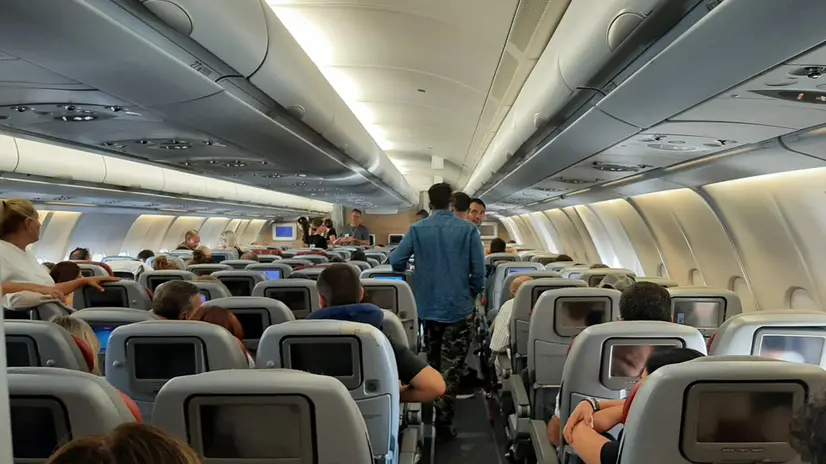 Disagi a Malpensa su un volo Ita per New York. La partenza prevista era alle 12:55, ma una volta effettuato l'imbarco, alle 14, sono stati riscontrati dei problemi legati ad un portellone della stiva, e quindi, in una delle giornate più calde dell'anno, l'aereo è in pista da oltre tre ore in attesa dell'autorizzazione da parte di Airbus, il produttore dell'aereo, sulla soluzione al guasto. Aeroporto di Malpensa, Milano, 19 agosto 2023. ANSA/Marcella Merlo