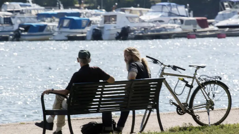 epa06898680 A man and a woman enjoy the sunny weather in Helsinki, Finland, 19 July 2018. EPA/MAURI RATILAINEN