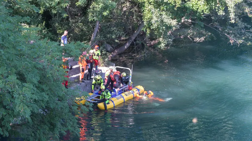 Vigili del fuoco e sommozzatori impegnati nelle ricerche nel fiume Adda di un uomo annegato a Vaprio d’Adda. 28 Giugno 2025. ANSA/ANDREA CANALI