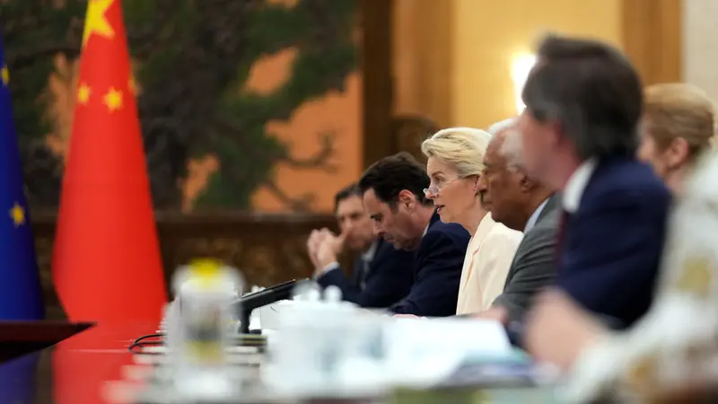 Ursula Von Der Leyen al tavolo durante il summit Ue-Cina - Foto Ansa © www.giornaledibrescia.it