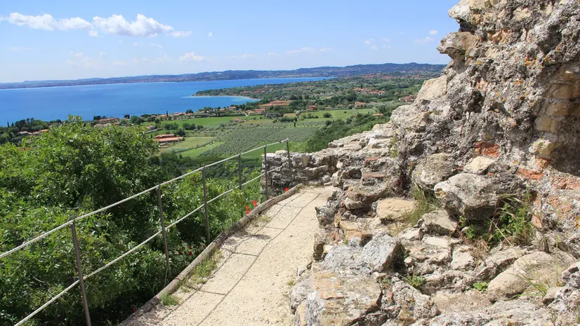 Suggestivo scorcio del territorio gardesano a ridosso della rocca di Manerba