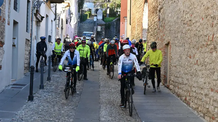 Una precedente pedalata per la pace a Brescia - © www.giornaledibrescia.it