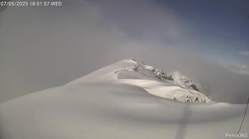 Marmolada sommersa dalla neve a maggio