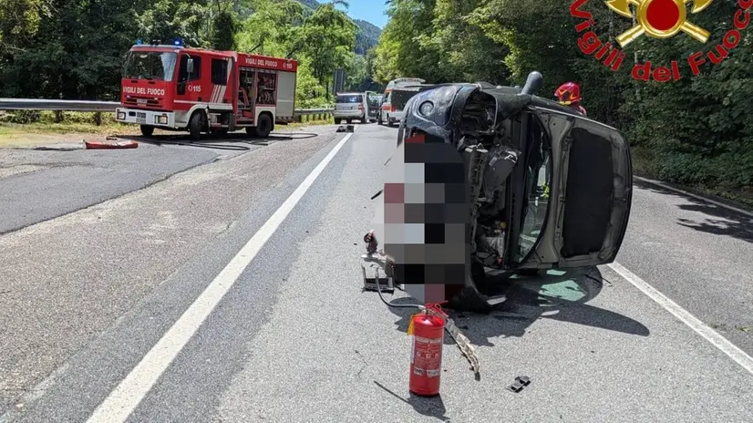 L'automobile ribaltata a Monno