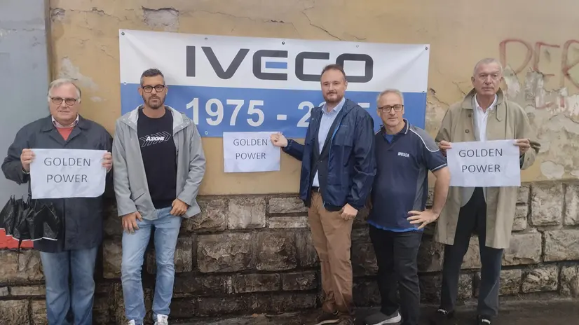 La conferenza di Azione davanti ai cancelli di Iveco a Brescia - © www.giornaledibrescia.it