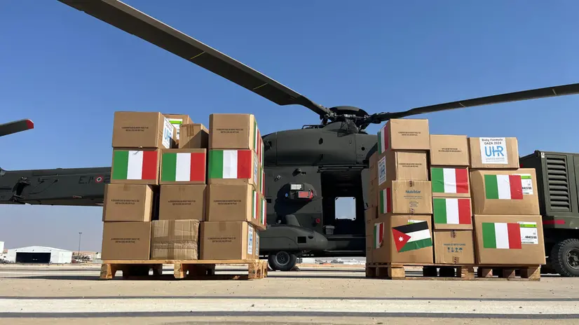 DIFESA - CROSETTO: “ANCORA UNA VOLTA LA DIFESA AIUTA CHI SOFFRE” Si è conclusa con successo l’operazione congiunta “Un ponte per Gaza” (Air Bridge for Gaza), attraverso la quale sono state trasportate oltre 10 tonnellate di materiali destinati alla popolazione civile palestinese.