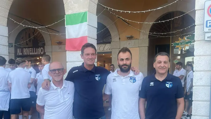 Da sinistra il direttore sportivo Dolci, l'allenatore Micheletti, il vice Luzzardi e il presidente Pedersini - © www.giornaledibrescia.it