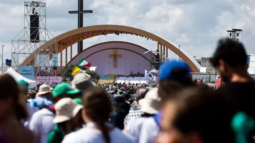 Faithful attends the prayer vigil presided over by Pope Leo XVI for the Jubilee of Youth, at Tor Vergata, in Rome, Italy, 02 August 2025. ANSA/ANGELO CARCONI