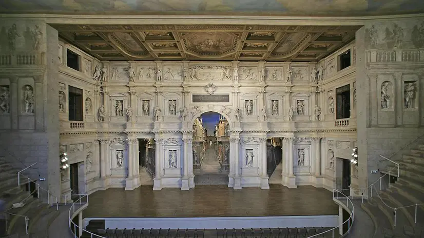 Il Teatro Olimpico di Vicenza in una foto distribuita dall'ufficio stampa il 20 marzo 2014, ospiterà il 67/o Ciclo di spettacoli classici, per la prima volta guidato da una donna, Emma Dante, nuova direttrice artistica per i prossimi due anni. ANSA / US TEATRO OLIMPICO VICENZA ++NO SALES EDITORIAL USE ONLY++