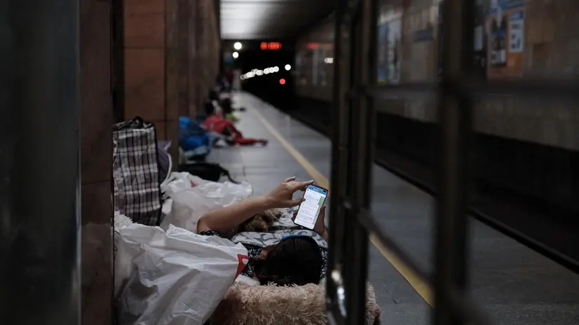 epa12274385 People spend the night inside a metro station during a countrywide russian attack, in Kyiv, Ukraine, early 31 July 2025. At least seven people were killed in Kyiv, and dozens more were injured, as Russia launched a countrywide overnight attack with drones and missiles, the State Emergency Service said on 31 July. EPA/MARIA SENOVILLA