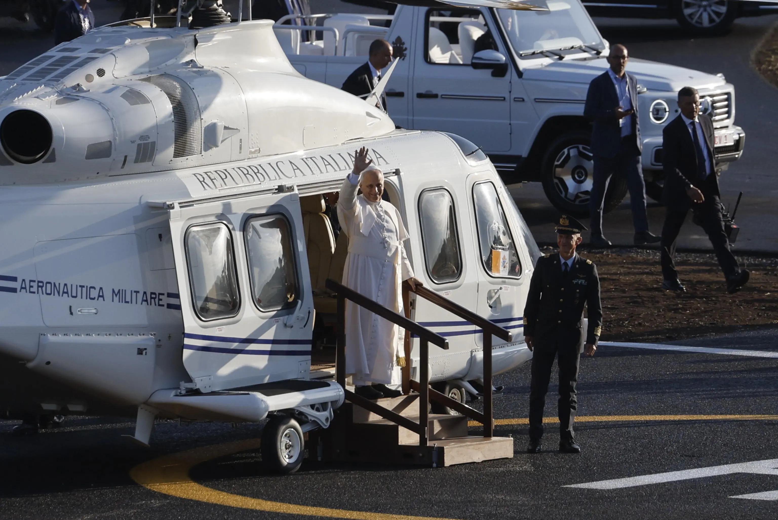 Papa Leone XIV all'arrivo a Tor Vergata per la messa del Giubileo dei Giovani