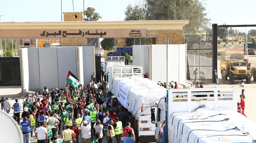 epaselect epa10930319 Trucks carrying humanitarian aid for the Gaza Strip cross the Rafah border gate, in Rafah, Egypt, 21 October 2023. As Egypt is to host, on 21 October, an international summit about Gaza, and following the negotiations between Egypt, the US, and Israel to allow relief aid to enter the Gaza Strip, some 20 aid trucks carrying food, water, and medicine have been allowed into the Gaza Strip through the Rafah land crossing on 21 October. The move comes after days during which trucks were blocked on the Egyptian side of the Rafah border crossing. Egypt's Foreign Ministry had requested that the Isareli strikes on the area near the Gaza side of the border crossing stop, in order to allow the passage of the aid. EPA/KHALED ELFIQI