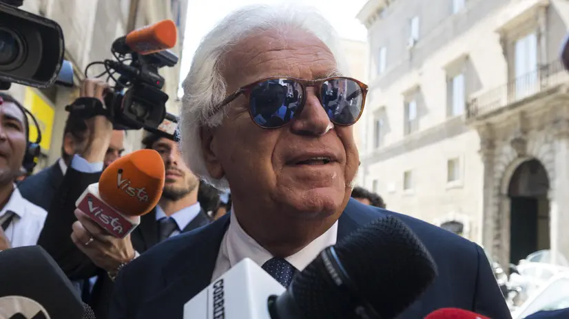 L'ex senatore Denis Verdini intercettato dai cronisti nei pressi del Senato, a due passi dalla riunione del leader leghista Matteo Salvini con il gruppo al Senato, Roma, 20 agosto 2019. ANSA/ANGELO CARCONI