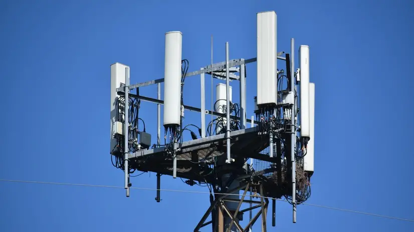 Un antenna per la telefonia in una foto d'archivio © www.giornaledibrescia.it